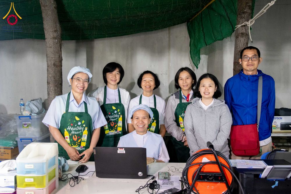 ภาพ No.288188:วันที่ 5 มกราคม พ.ศ. 2569 พิธีถวายภัตตาหารเป็นสังฆทาน แด่พระธรรมยาตรา ในโครงการธรรมยาตรา กตัญญูบูชา มหาปูชนียาจารย์ พระมงคลเทพมุนี(สด จนฺทสโร) พระผู้ปราบมาร อนุสรณ์สถาน 7 แห่ง ปีที่ 14 ณ อนุสรณ์สถานมหาวิหารพระมงคลเทพมุนี (โลตัสแลนด์) อ.สองพี่น้อง จ.สุพรร