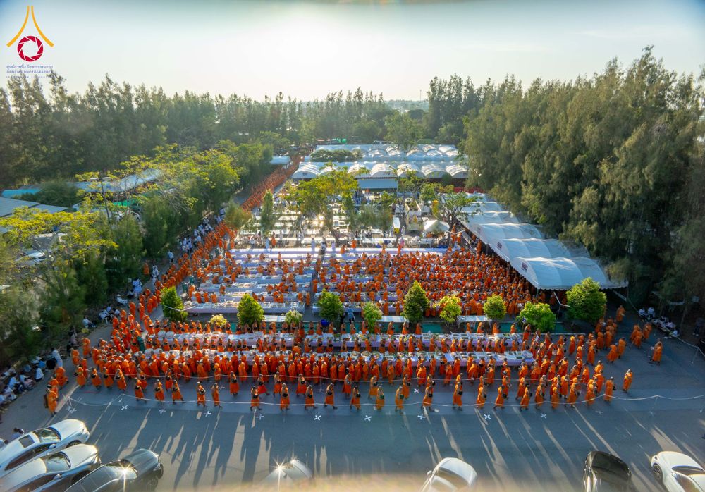 ภาพ No.288158:วันที่ 4 มกราคม พ.ศ. 2569 พิธีถวายภัตตาหารเป็นสังฆทาน แด่พระธรรมยาตรา ในโครงการธรรมยาตรา กตัญญูบูชา มหาปูชนียาจารย์ พระมงคลเทพมุนี(สด จนฺทสโร) พระผู้ปราบมาร อนุสรณ์สถาน 7 แห่ง ปีที่ 14 ณ อนุสรณ์สถานมหาวิหารพระมงคลเทพมุนี (โลตัสแลนด์) อ.สองพี่น้อง จ.สุพรร