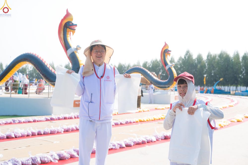 ภาพ No.301527:ภาพเบื้องหลังอาสาสมัครรวมใจ ชุดที่ 4 ในโครงการธรรมยาตรา กตัญญูบูชา มหาปูชนียาจารย์ พระมงคลเทพมุนี(สด จนฺทสโร) พระผู้ปราบมาร อนุสรณ์สถาน 7 แห่ง ปีที่ 14