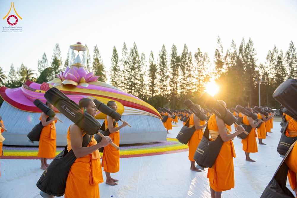 ภาพ No.290684:วันที่ 8 มกราคม พ.ศ. 2569 พระธรรมยาตราปฏิบัติธรรม และถ่ายภาพหมู่ประวัติศาสตร์ ในโครงการธรรมยาตรา กตัญญูบูชามหาปูชนียาจารย์ พระมงคลเทพมุนี(สด จนฺทสโร) พระผู้ปราบมาร อนุสรณ์สถาน 7 แห่ง ปีที่ 14 ณ อนุสรณ์สถานคลองบางนางแท่น อ.สามพราน จ.นครปฐม