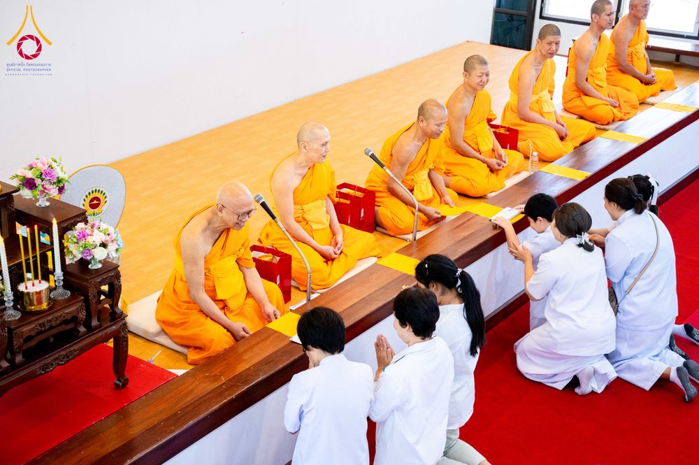 ภาพ No.278459:วันพุธที่ 10 ธันวาคม พ.ศ.2568  พิธีทอดผ้าป่าเพื่อสนับสนุนโครงการตักบาตรพระ 10,000 รูป เมืองกาญจนบุรี ณ อาคารปลูกศรัทธา วัดพระธรรมกาย