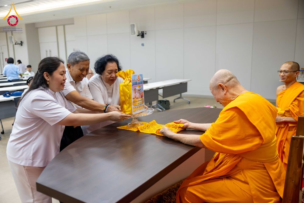 ภาพ No.324879:วันพฤหัสบดีที่ 23 เมษายน พ.ศ.2569  หลวงพ่อทัตตชีโว รองเจ้าอาวาสวัดพระธรรมกาย ถวายการต้อนรับและปฏิสันถารคณะชาวอินโดนีเซีย