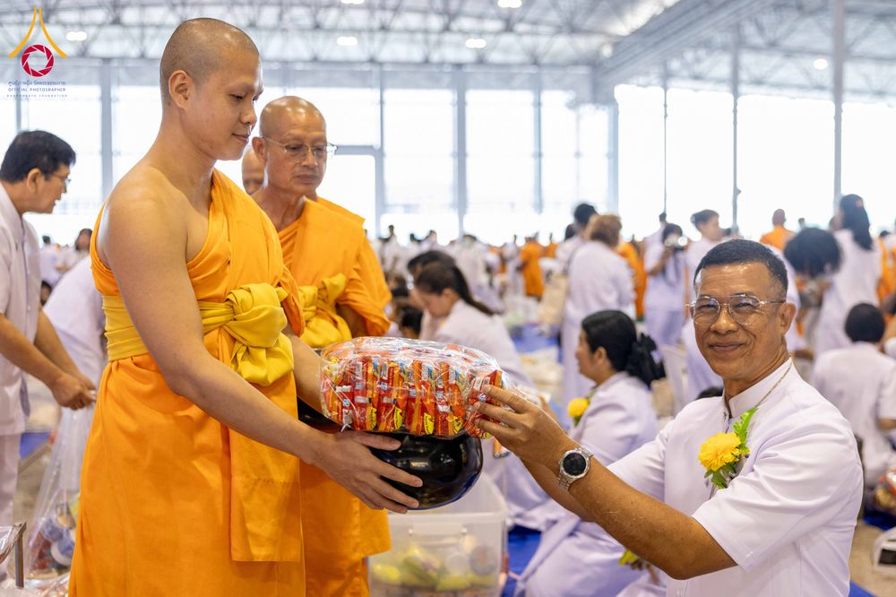 ภาพ No.308282:วันที่ 1  กุมภาพันธ์ พ.ศ. 2569 พิธีตักบาตรข้าวสารอาหารแห้ง ณ บ้านแก้วเรือนทองคุณยาย สภาธรรมกายสากล วัดพระธรรมกาย