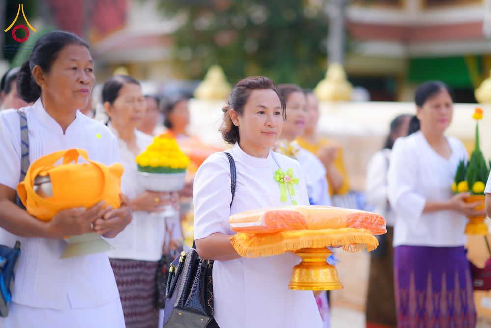 ภาพ No.278582:วันอาทิตย์ที่ 14 ธันวาคม พ.ศ.2568  พิธีเวียนประทักษิณ พิธีวันทาสีมาพระประธาน โครงการบวชบูชาธรรมมหาปูชนียาจารย์ ของศูนย์ปฏิบัติธรรมบุรีรัมย์ ณ วัดกลาง พระอารามหลวง จังหวัดบุรีรัมย์