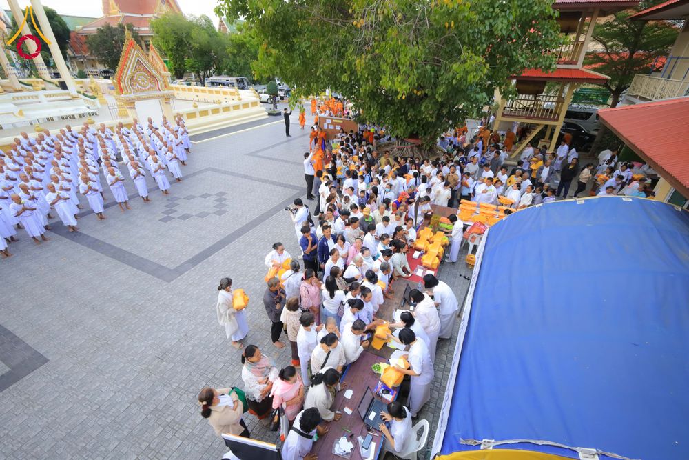 ภาพ No.278509:วันอาทิตย์ที่ 14 ธันวาคม พ.ศ.2568  พิธีเวียนประทักษิณ พิธีวันทาสีมาพระประธาน โครงการบวชบูชาธรรมมหาปูชนียาจารย์ ของศูนย์ปฏิบัติธรรมบุรีรัมย์ ณ วัดกลาง พระอารามหลวง จังหวัดบุรีรัมย์