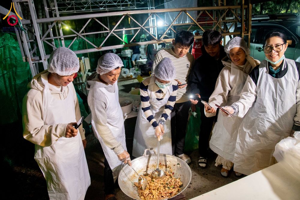 ภาพ No.288217:วันที่ 5 มกราคม พ.ศ. 2569 พิธีถวายภัตตาหารเป็นสังฆทาน แด่พระธรรมยาตรา ในโครงการธรรมยาตรา กตัญญูบูชา มหาปูชนียาจารย์ พระมงคลเทพมุนี(สด จนฺทสโร) พระผู้ปราบมาร อนุสรณ์สถาน 7 แห่ง ปีที่ 14 ณ อนุสรณ์สถานมหาวิหารพระมงคลเทพมุนี (โลตัสแลนด์) อ.สองพี่น้อง จ.สุพรร