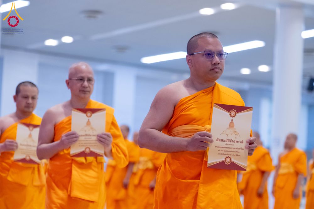 ภาพ No.284826:วันอาทิตย์ที่ 14 ธันวาคม พ.ศ.2568  พิธีปฏิบัติธรรม พิธีถวายภัตตาหารเป็นสังฆทาน พิธีมอบต้นสมบัติจักรพรรดิ ถวายแด่เจ้าอาวาสและประธานสงฆ์ 236 ศูนย์ส่งเสริมศีลธรรมทั่วโลก ณ สภาธรรมกายสากล วัดพระธรรมกาย