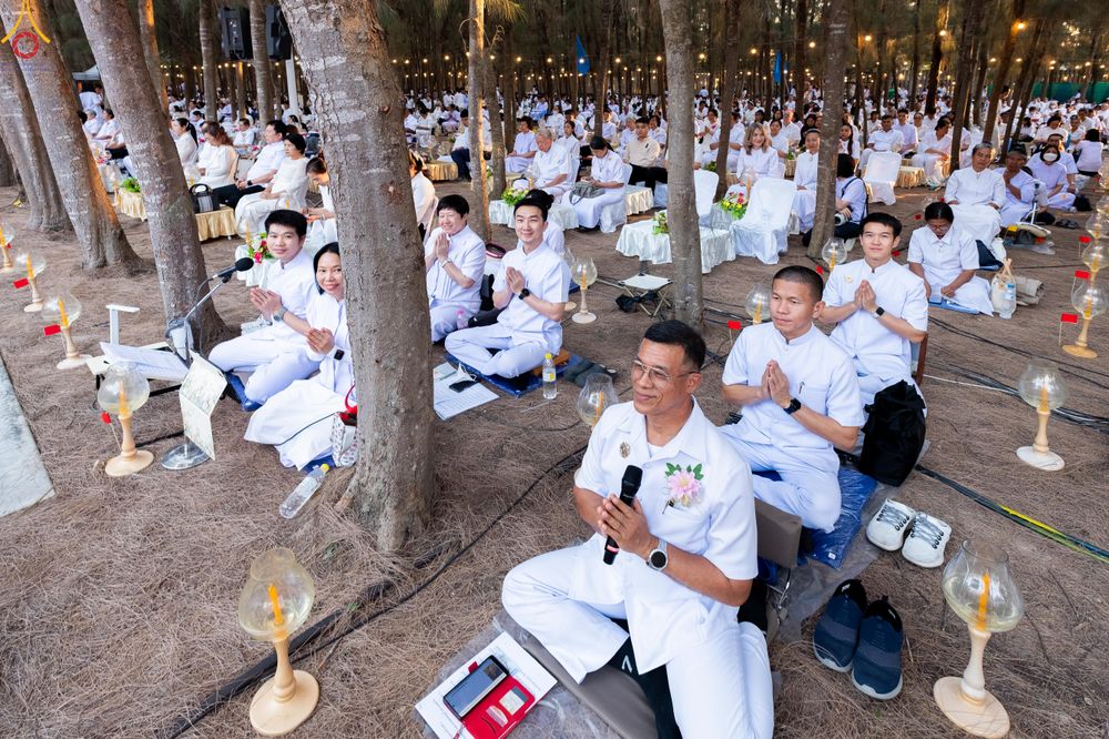 ภาพ No.290086:วันที่ 6 มกราคม พ.ศ. 2569 พิธีจุดประทีปถวายเป็นพุทธบูชา และบูชาธรรมมหาปูชนียาจารย์ (ภาพชุดที่ 2) ณ อนุสรณ์สถานมหาวิหารพระมงคลเทพมุนี (โลตัสแลนด์) อ.สองพี่น้อง จ.สุพรรณบุรี ในโครงการธรรมยาตรา กตัญญูบูชา มหาปูชนียาจารย์ พระมงคลเทพมุนี(สด จนฺทสโร) พระผู้ปรา