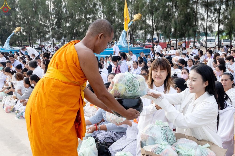 ภาพ No.302716:วันที่ 24 มกราคม พ.ศ. 2569 พิธีตักบาตรพระธรรมยาตรา(ภาพชุดที่ 2) ณ อนุสรณ์สถานลำดับที่ 5 สถานที่เผยแผ่วิชชาธรรมกายครั้งแรก อนุสรณ์สถานบางปลา วัดบางปลา อำเภอบางเลน จังหวัดนครปฐม ในโครงการธรรมยาตรา กตัญญูบูชา มหาปูชนียาจารย์ พระมงคลเทพมุนี(สด จนฺทสโร) พระผู