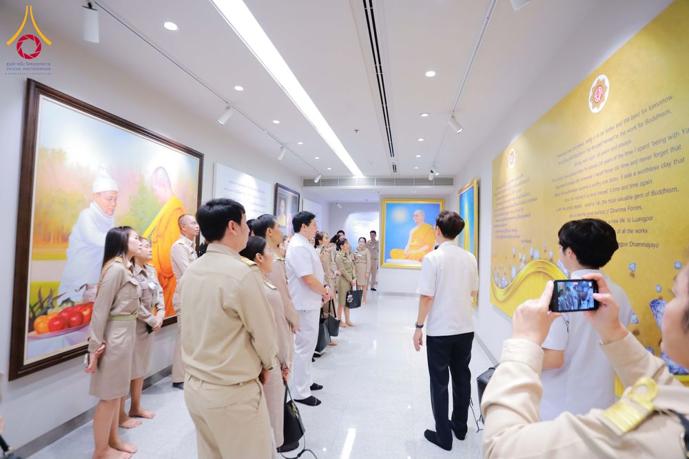 ภาพ No.311490:วันจันทร์ที่ 23 กุมภาพันธ์ พ.ศ. 2569 เปิดโลกทัศน์ผู้บริหารสถานศึกษายุคใหม่ เรียนรู้ต้นแบบการพัฒนาคนผ่านพลัง “บวร–V-Star” ผู้เข้ารับการพัฒนาตามโครงการ สพฐ. ศึกษาดูงานวัดพระธรรมกาย เสริมภาวะผู้นำคุณธรรมสู่การบริหารโรงเรียนอย่างยั่งยืน ณ อาคาร 100 ปี คุณยาย