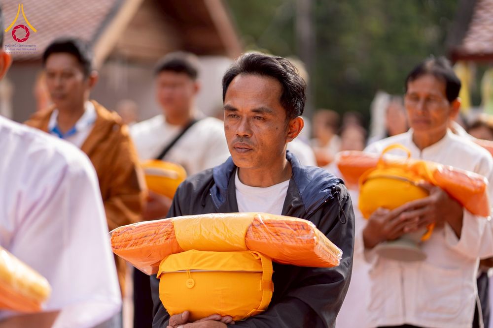 ภาพ No.275829:วันพุธที่ 3 ธันวาคม พ.ศ. 2568 พิธีบรรพชาอุปสมบท โครงการอุปสมบทบูชาธรรมมหาปูชนียาจารย์ ศูนย์อบรม : ศูนย์ส่งเสริมศีลธรรม จ.พะเยา ณ โบราณสถานพระธาตุจอมทอง และ โบสถ์กลางน้ำ วัดพระธาตุศรีโคมคำ อำเภอเมือง จังหวัดพะเยา