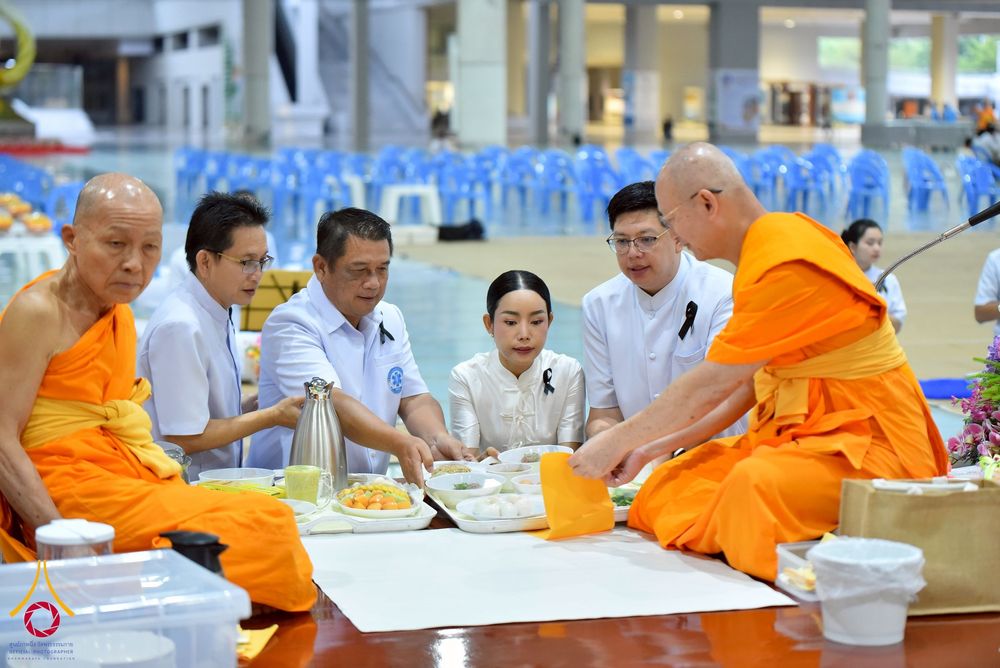 ภาพ No.267528:วันที่ 7 พฤศจิกายน พ.ศ. 2568 พสกนิกรอำเภอคลองหลวง รวมใจบำเพ็ญกุศลปัณรสมวาร (15 วัน) อุทิศถวายเป็นพระราชกุศลแด่ “สมเด็จพระพันปีหลวง” ณ วัดพระธรรมกาย