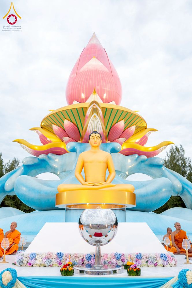 ภาพ No.266070:วันพุธที่ 5 พฤศจิกายน พ.ศ. 2568 (วันพระ ขึ้น 15 ค่ำ เดือน 12) พิธีจุดประทีปโคมลาน, โคมลอย และลอยกระทง ถวายประทีปเป็นพุทธบูชา สร้างความสว่างไสวให้กับแผ่นดินด้วยแสงธรรม ณ พุทธอุทยานนานาชาติ จังหวัดหนองคาย