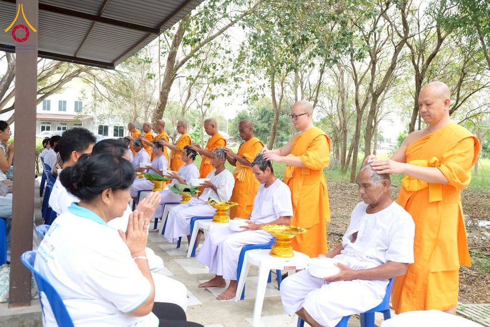 ภาพ No.277896:พิธีตัดปอยผมและปลงผมนาคธรรมทายาท พิธีขอขมาผู้ปกครอง ณ ศูนย์อบรมเยาวชนนครปฐม จ.นครปฐม และพิธีมอบบาตร ผ้าไตร นาคธรรมทายาท พิธีบรรพชา อุปสมบทหมู่ ณ วัดลาดหญ้าไทร จ.นครปฐม