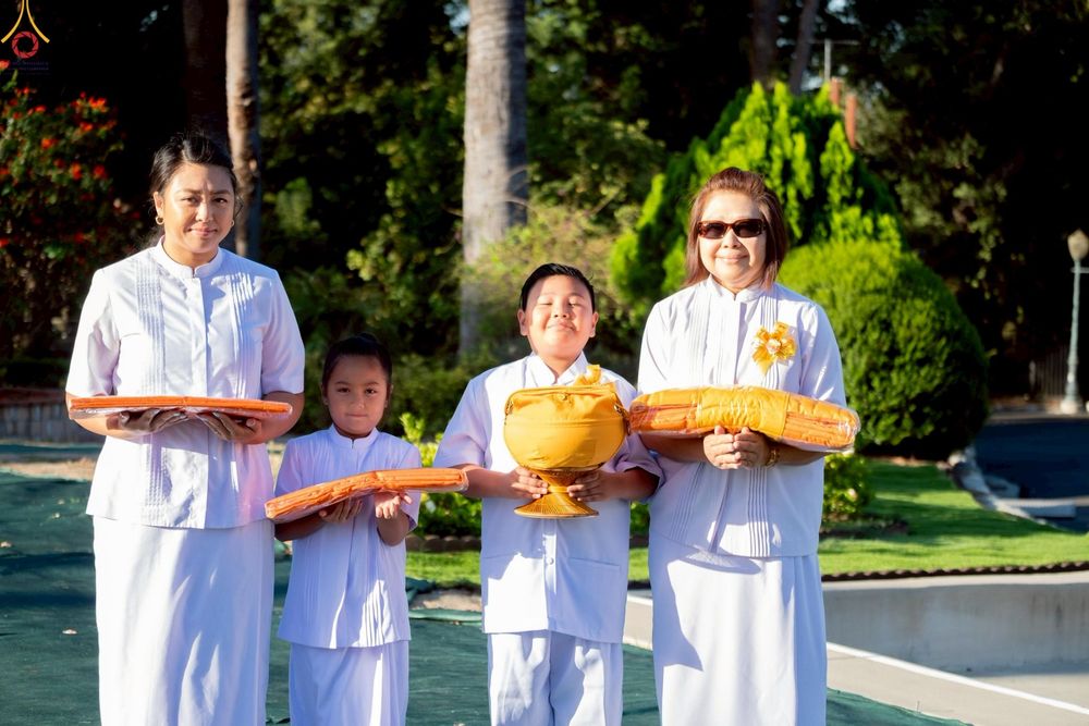 ภาพ No.252204:วันที่ 4-5 ตุลาคม พ.ศ. 2568  วัดพระธรรมกายแคลิฟอร์เนีย ประเทศสหรัฐอเมริกา ได้จัดพิธีตัดปอยผม โดยคณะสงฆ์ ญาติ ๆ และสาธุชน ให้กับนาคธรรมทายาท 8 ท่าน และได้จัดพิธีบรรพชา-อุปสมบท ฉลองพิธีทอดกฐินบรมจักรพรรดิ สร้างอุโบสถ 82 ปี บูชาธรรมหลวงพ่อธัมมชโย