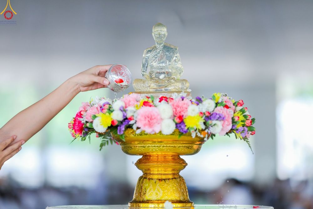 ภาพ No.80235:สาธุชนร่วมสรงน้ำพระและทำบุญ เนื่องในวันสงกรานต์ ณ หอฉันคุณยายอาจารย์ฯ วัดพระธรรมกาย วันที่ 13 เมษายน พ.ศ. 2566