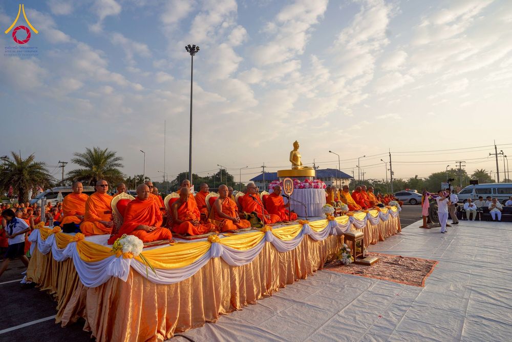 ภาพ No.276883:วันเสาร์ที่ 6 ธันวาคม พ.ศ. 2568 พิธีตักบาตรพระ 1,000 รูป อุทิศถวายพระราชกุศลสมเด็จพระนางเจ้าสิริกิติ์ พระบรมราชินีนาถ พระบรมราชชนนี พันปีหลวง และ ทำบุญเมืองลำปาง ครบรอบ 1,345 ปี ณ ลานพระบรมราชานุสาวรีย์สมเด็จพระนเรศวรมหาราชนครลำปาง อ.เกาะคา จ.ลำปาง