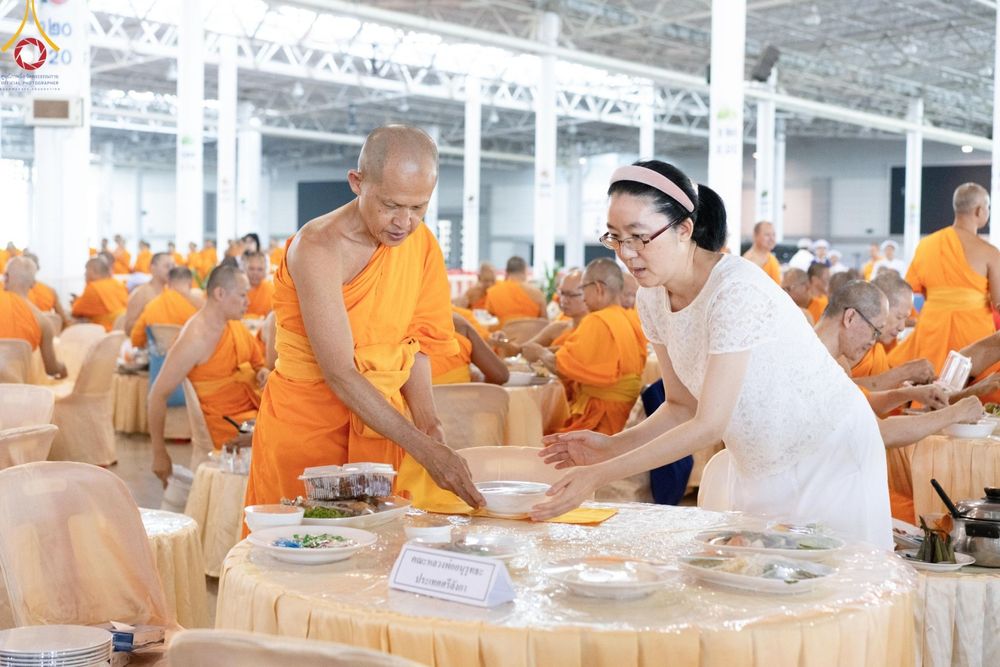 ภาพ No.160997:พิธีถวายภัตตาหารเมนูสวรรค์ ในพรรษาแห่งการเข้าถึงธรรม วันที่ 10 ตุลาคม พ.ศ. 2567 ณ สภาธรรมกายสากล วัดพระธรรมกาย