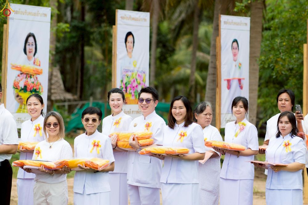 ภาพ No.263158:วันที่ 18 ตุลาคม พ.ศ. 2568 พิธีทอดกฐินสามัคคีเพื่อซื้อที่ดิน  สร้างอาคารครัวและโรงอาหาร  ห้องน้ำพร้อมโรงซักตากชาย-หญิง  และพิธีทอดกฐินสามัคคีทั่วไทย 30,000 วัด  ศูนย์ปฏิบัติธรรมนานาชาติทุ่งแสงธรรม  (Moonastery Meditation Center) ต.แสงอรุณ อ.ทับสะแก จ.ประ