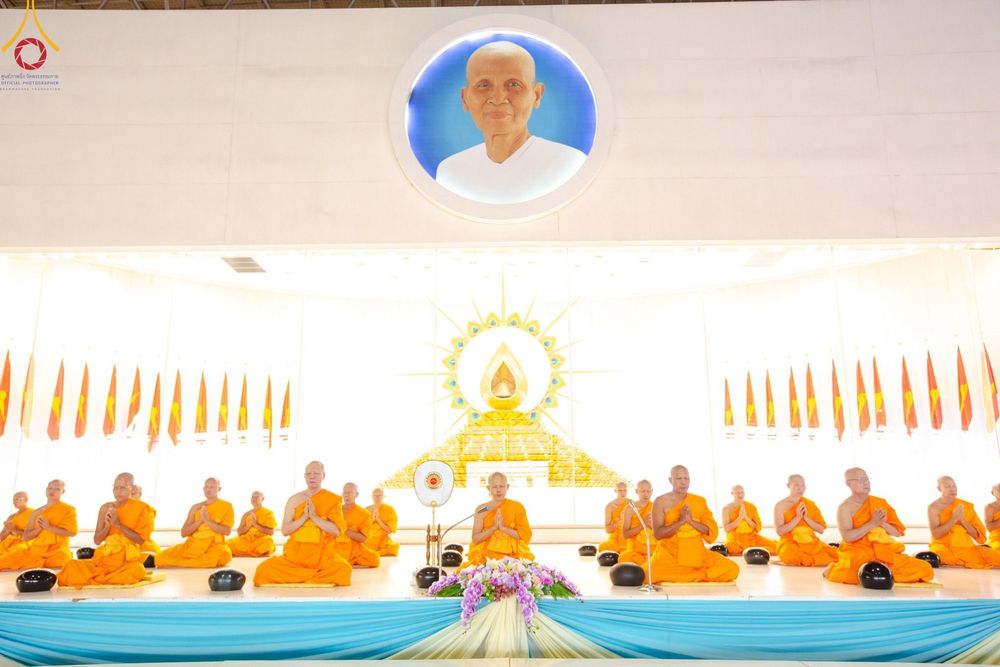 ภาพ No.177543:พิธีตักบาตรและพิธีบูชาข้าวพระ ในวันอาทิตย์ต้นเดือนที่ 1 ธันวาคม พ.ศ. 2567 ณ สภาธรรมกายสากล วัดพระธรรมกาย