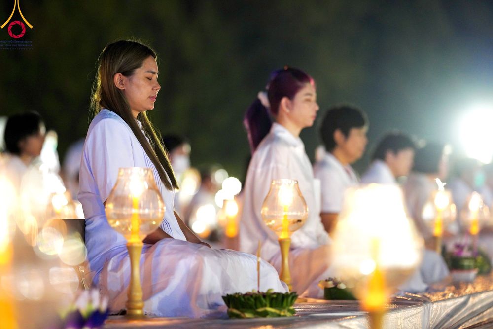ภาพ No.97121:พิธีลอยกระทงธรรม ณ สระเศรษฐีทะเลบุญ มหาวิหารพระมงคลเทพมุนี (สด จนฺทสโร) และพิธีสวดธรรมจักร ครบ 5,899,999,999 จบ เนื่องในวันลอยกระทง วันพระขึ้น 15 ค่ำ เดือน 12 ณ วัดพระธรรมกาย จ.ปทุมธานี วันที่ 27 พฤศจิกายน พ.ศ. 2566