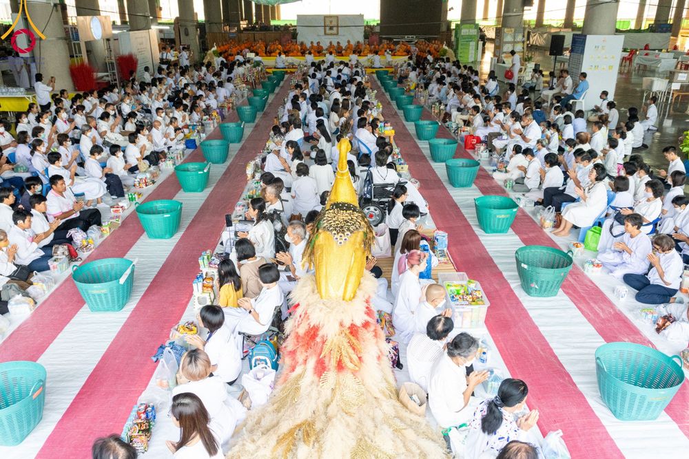 ภาพ No.115439:พิธีตักบาตรฉลองพระใหม่ ในโครงการอุปสมบทหมู่บูชาธรรม 115 ปี คุณยายอาจารย์มหารัตนอุบาสิกาจันทร์ ขนนกยูง วันที่ 19  มกราคม พ.ศ. 2567 ณ มหารัตนวิหารคด วัดพระธรรมกาย