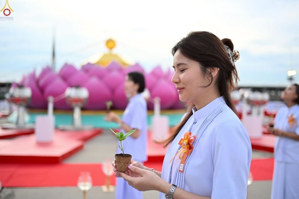 ภาพ No.252870:วันที่ 10 ตุลาคม พ.ศ. 2568 พิธีปลูกต้นทรัพย์บานชื่น ณ ลานธรรม วัดพระธรรมกาย