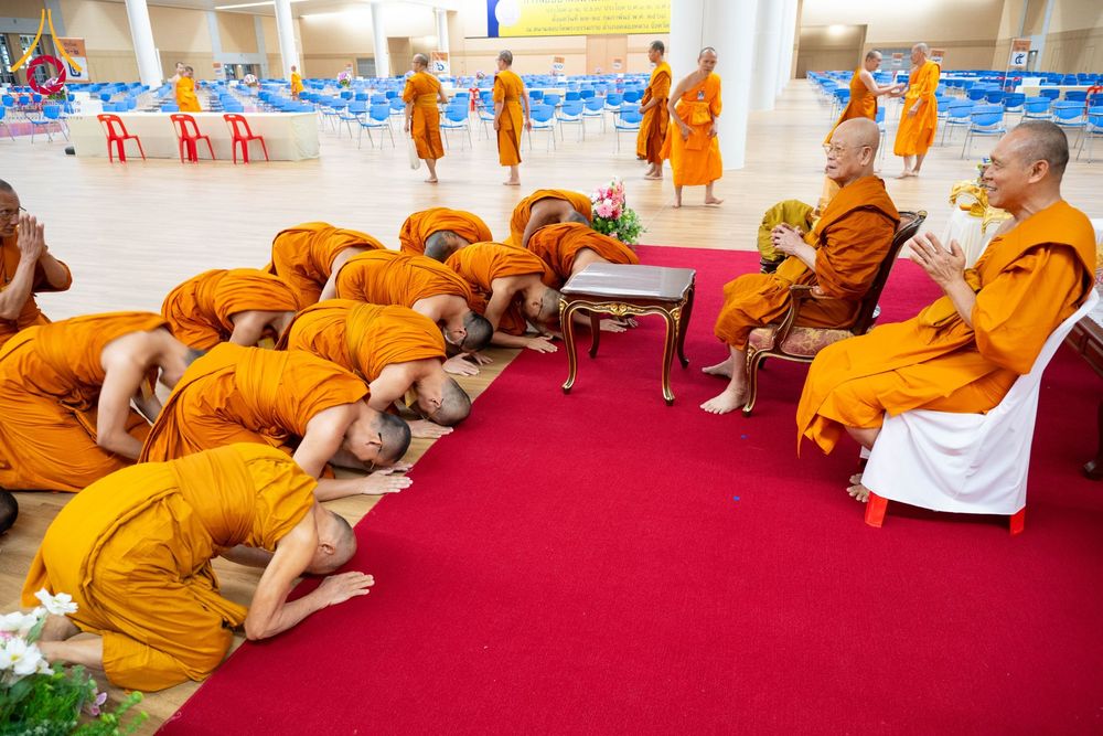 ภาพ No.208752:พระบาทสมเด็จพระเจ้าอยู่หัวทรงพระกรุณาโปรดเกล้าฯ พระราชทานภัตตาหารพระราชทาน แด่พระภิกษุ สามเณร ในการสอบบาลีสนามหลวง ณ วัดพระธรรมกาย วันที่ 22 กุมภาพันธ์ พ.ศ. 2568 ณ วัดพระธรรมกาย อำเภอคลองหลวง จังหวัดปทุมธานี