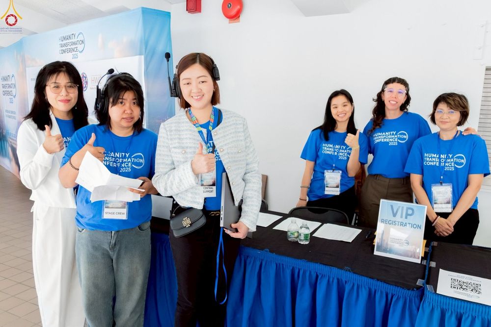 ภาพ No.249735:วันอาทิตย์ที่ 28 กันยายน พ.ศ. 2568 การปฏิบัติธรรมบูชาธรรม 108 ปี แห่งการบรรลุธรรมของหลวงปู่วัดปากน้ำ ได้จุดประทีปสันติภาพไปทั่วโลก และได้ร่วมเสวนาทางปัญญา เพื่อการขยายพระพุทธศาสนาวิชชาธรรมกายไปทั่วโลก  ในงาน HTC Newyork USA