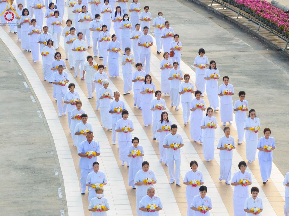 ภาพ No.214918:วันเสาร์ที่ 5 เมษายน พ.ศ. 2568 พิธีเวียนประทักษิณรอบพระมหาธรรมกายเจดีย์  พิธีวันทาเจดีย์ พิธีขอขมาและมอบผ้าไตร ในโครงการบรรพชาสามเณรฟื้นฟูพระพุทธศาสนาทั่วไทย , โครงการหน่อแก้วเปรียญธรรม รุ่นที่ 13 ,  โครงการสามเณรยุวธรรมทายาท รุ่นที่ 33 , โครงการสามเณรมั