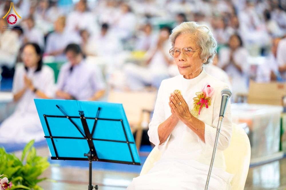 ภาพ No.256737:วันที่ 5 ตุลาคม พ.ศ. 2568 พิธีตักบาตร ข้าวสารอาหารแห้ง ณ บ้านแก้วเรือนทองคุณยายฯ สภาธรรมกายสากล วัดพระธรรมกาย