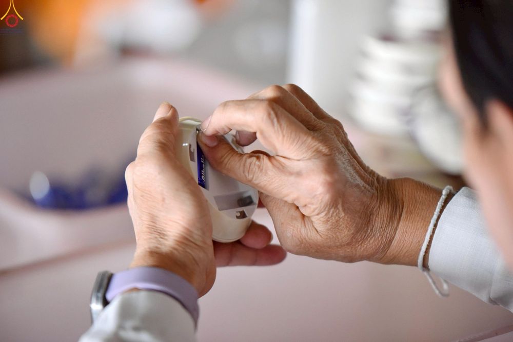 ภาพ No.239950:วันที่ 20-23 สิงหาคม พ.ศ. 2568 การเตรียมงานวันธรรมชัย ใส่ถ่านประทีป LED ที่วิหารคด 7 และ 25 วัดพระธรรมกาย