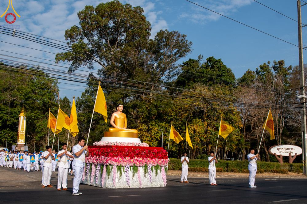 ภาพ No.310506:วันอาทิตย์ที่ 22 กุมภาพันธ์ พ.ศ. 2569 พิธีอัญเชิญพระประธาน “พระธรรมกาย” เพื่อไปประดิษฐาน ณ ธุดงเข้าสถานอำนาจเจริญ จังหวัดอำนาจเจริญ