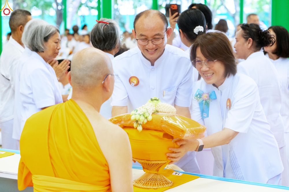 ภาพ No.330843:วันวิสาขบูชา อาทิตย์ที่ 31 พฤษภาคม พ.ศ.2569 พิธีบรรพชาสามเณรอุบาสก 11 ท่าน , พิธีถวายบาตรผ้าไตร และจตุปัจจัยไทยธรรม แด่สามเณร , พิธีอุปสมบทอุทิศชีวิต , พิธีกล่าวคำกัปปิยภัณฑ์  ณ อุโบสถพระไตรปิฎก วัดพระธรรมกาย จังหวัดปทุมธานี