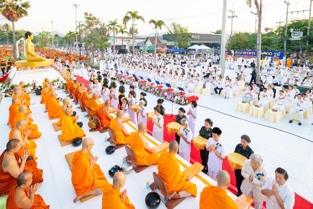 ภาพ No.282597:วันเสาร์ที่ 20 ธันวาคม พ.ศ.2568 พิธีตักบาตรพระ 10,000 รูป (ชุด 2) เนื่องในโอกาส 194 ปี จังหวัดกาญจนบุรี และอุทิศส่วนกุศลให้แด่บรรพชนทั้งหลาย บริเวณถนนสองแคว (Skywalk) เมืองกาญจนบุรี