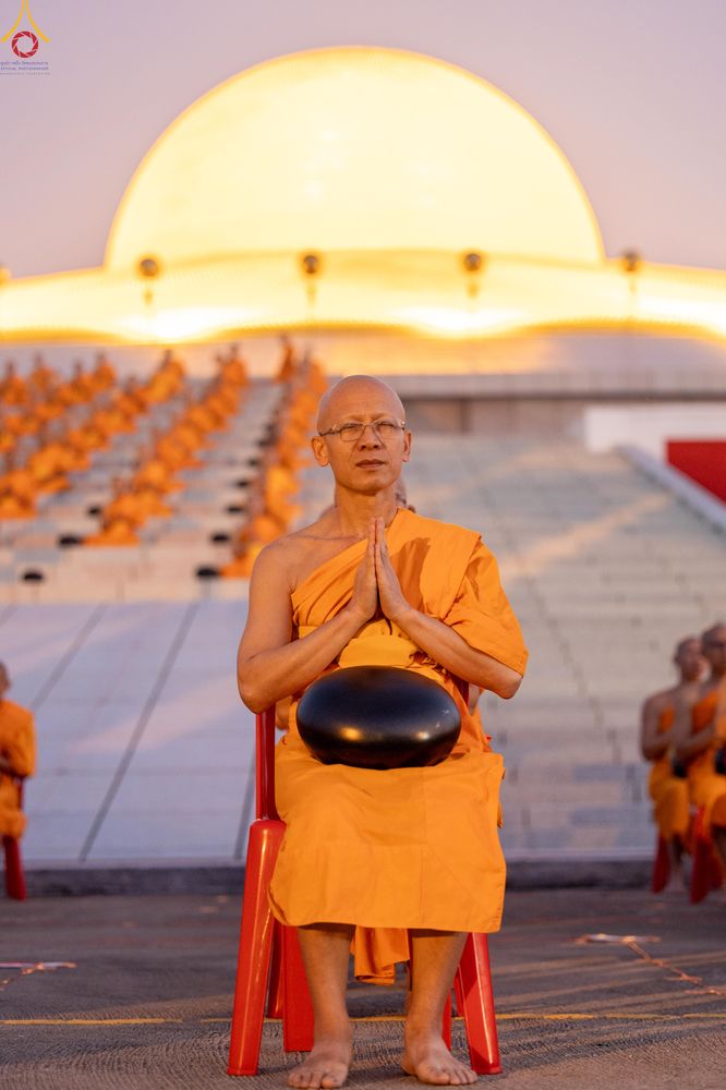 ภาพ No.279964:วันที่ 1 มกราคม พ.ศ.2569 พิธีตักบาตรในวันขึ้นปีใหม่ ณ ลานธรรม วัดพระธรรมกาย