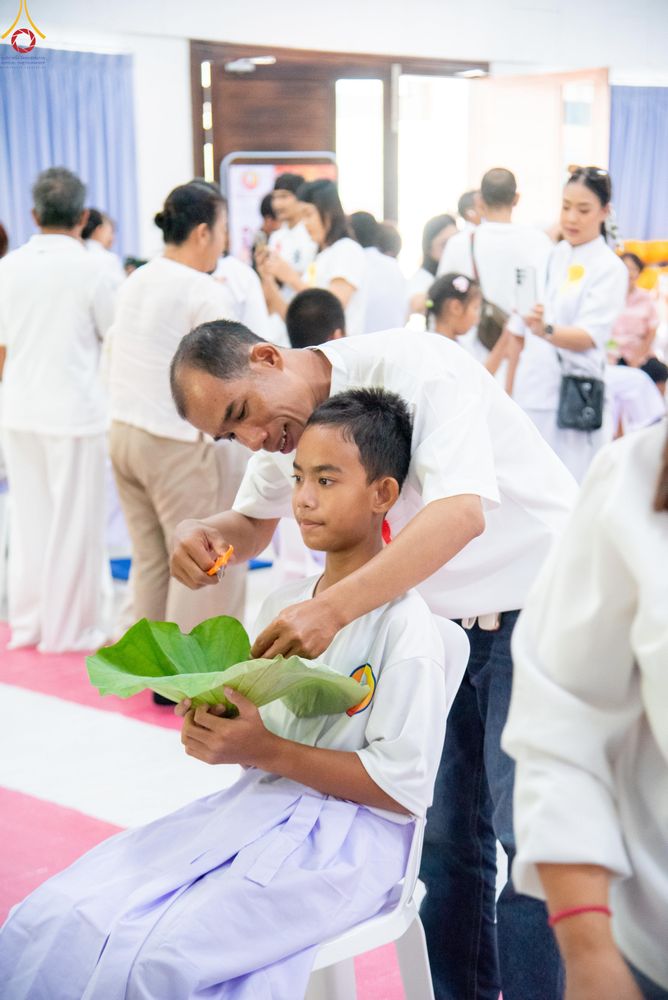 ภาพ No.320101:วันเสาร์ที่ 4 เมษายน 2569 พิธีตัดปอยผม ขอขมาผู้ปกครอง  มอบบาตร-ผ้าไตร และพิธีบรรพชาสามเณร 87 รูป  ณ ศูนย์ปฏิบัติธรรมระยอง(บ้านช่องลม)  ต.บางบุตร อ.บ้านค่าย จ.ระยอง