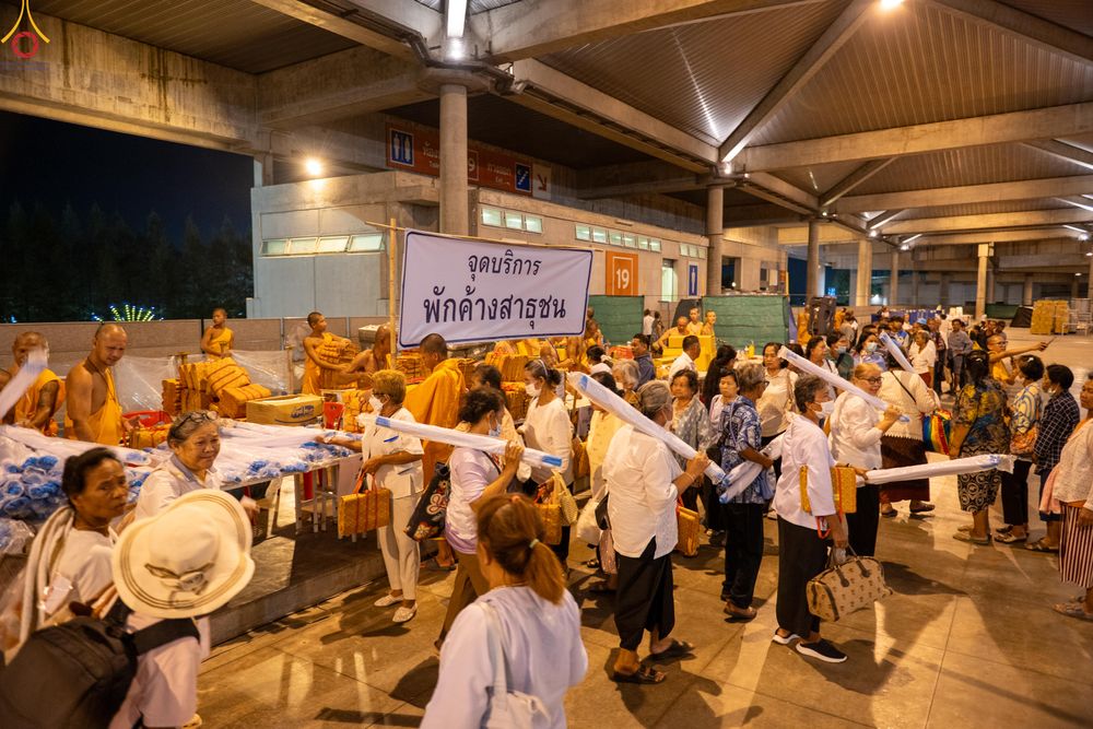 ภาพ No.323889:วันที่ 22 เมษายน พ.ศ.2569 (วันคุ้มครองโลก) งานถวายมหาสังฆทาน 40,000 กว่าวัดทั่วประเทศ บรรยากาศพระสังฆาธิการและสาธุชน  เดินทางเข้าวัดพระธรรมกาย และพักค้าง ตั้งแต่ ตอนเย็นวันที่ 21  ถึงเช้าวันที่ 22