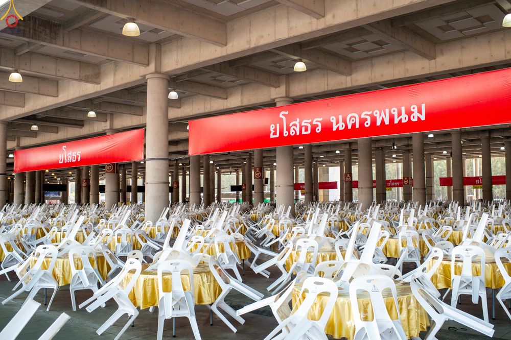 ภาพ No.322333:วันที่ 15 เมษายน พ.ศ.2569 การเตรียมงาน เช็ดโต๊ะ เก้าอี้ ปูผ้าโต๊ะฉัน เพื่องานถวายมหาสังฆทาน 40,000 กว่าวัดทั่วประเทศ วันคุ้มครองโลก 22 เมษายน พ.ศ.2569 วัดพระธรรมกาย