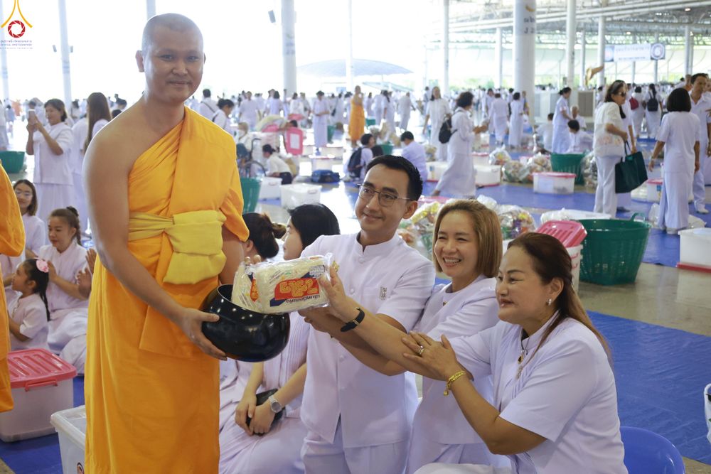 ภาพ No.318219:วันอาทิตย์ต้นเดือนที่ 5 เมษายน พ.ศ.2569 พิธีตักบาตร ณ บ้านแก้วเรือนทองคุณยายอาจารย์ฯ วัดพระธรรมกาย