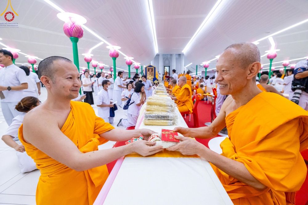 ภาพ No.123288:พิธีพระราชทานสัญญาบัตร พัดยศ และผ้าไตร แด่พระสงฆ์ในเขตปกครองคณะสงฆ์หนกลาง ณ วัดพระศรีมหาธาตุ เขตบางเขน กรุงเทพมหานคร และพิธีมุทิตาสักการะพระสังฆาธิการ ผู้ได้รับเลื่อนและตั้งสมณศักดิ์ ตามพระบรมราชโองการ ณ วัดพระธรรมกาย ในวันที่ 4 กุมภาพันธ์ พ.ศ. 2567