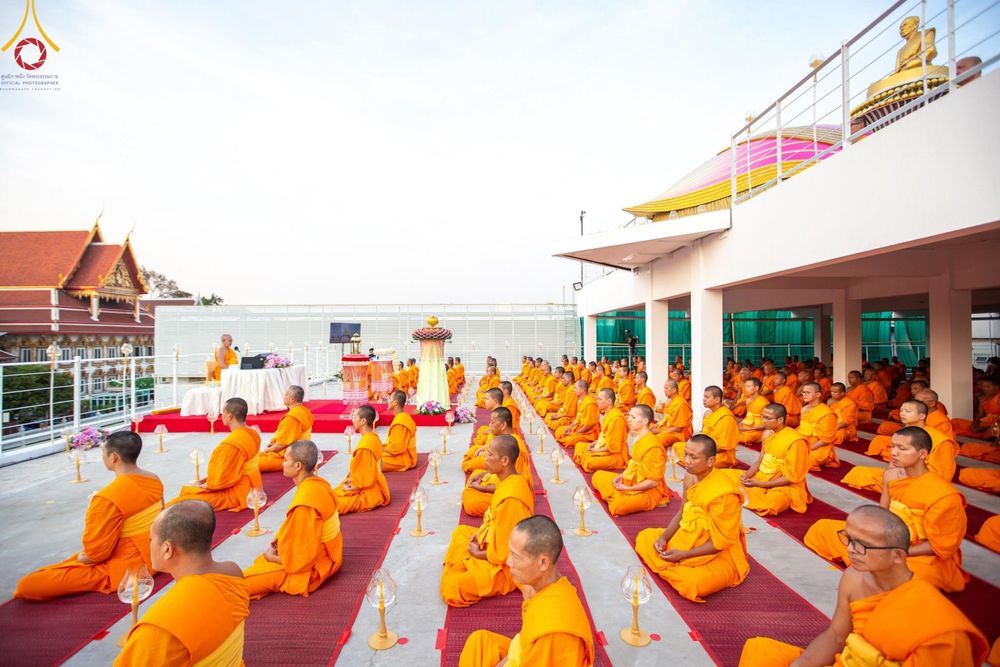 ภาพ No.201620:พิธีจุดประทีปถวายเป็นพุทธบูชา และบูชาธรรมมหาปูชนียาจารย์ ณ อาคารธรรมยาตรา กตัญญูบูชามหาปูชนียาจารย์ ตรงข้ามวัดปากน้ำภาษีเจริญ จ.กรุงเทพมหานคร ในโครงการธรรมยาตรา กตัญญูบูชา มหาปูชนียาจารย์ พระมงคลเทพมุนี(สด จนฺทสโร) พระผู้ปราบมาร อนุสรณ์สถาน 7 แห่ง