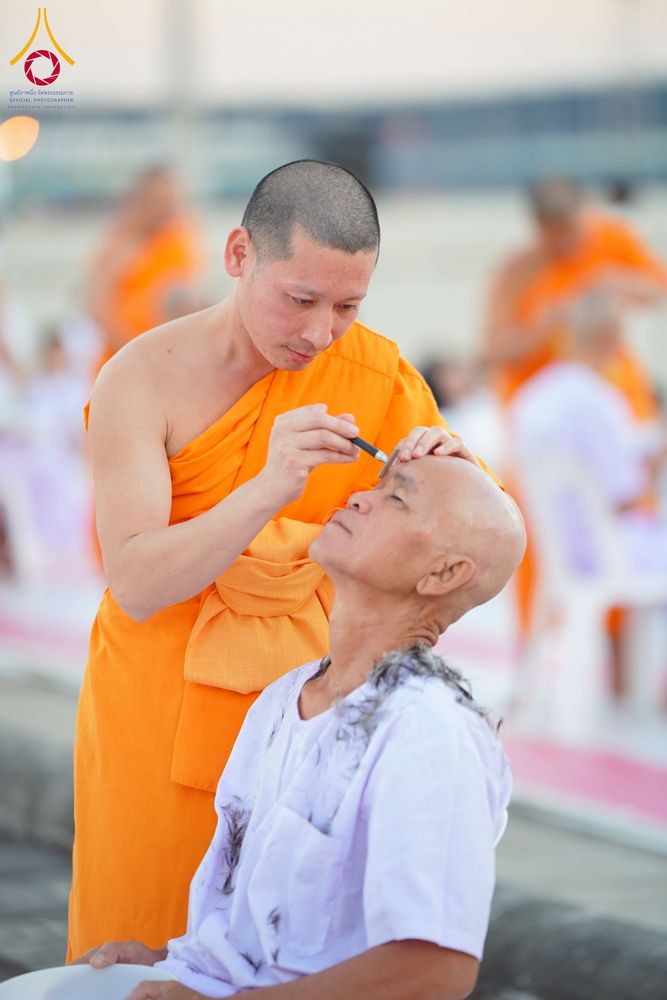 ภาพ No.274799:วันอาทิตย์ที่ 30 พฤศจิกายน พ.ศ. 2568 พิธีปลงผม โครงการอุปสมบทบูชาธรรมมหาปูชนียาจารย์ ปี 2568 ณ ลานธรรมพระมหาธรรมกายเจดีย์ ฝั่งทิศตะวันตก ระหว่างวิหารคดหมายเลข 8 และ 9 วัดพระธรรมกาย