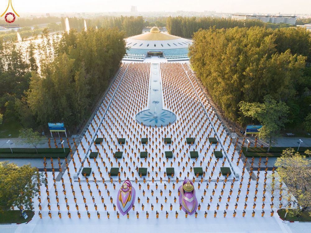 ภาพ No.104441:พระธรรมยาตราร่วมปฏิบัติธรรม และถ่ายภาพหมู่ประวัติศาสตร์ หน้ามหาวิหารพระมงคลเทพมุนี วันที่ 27 ธันวาคม พ.ศ. 2566