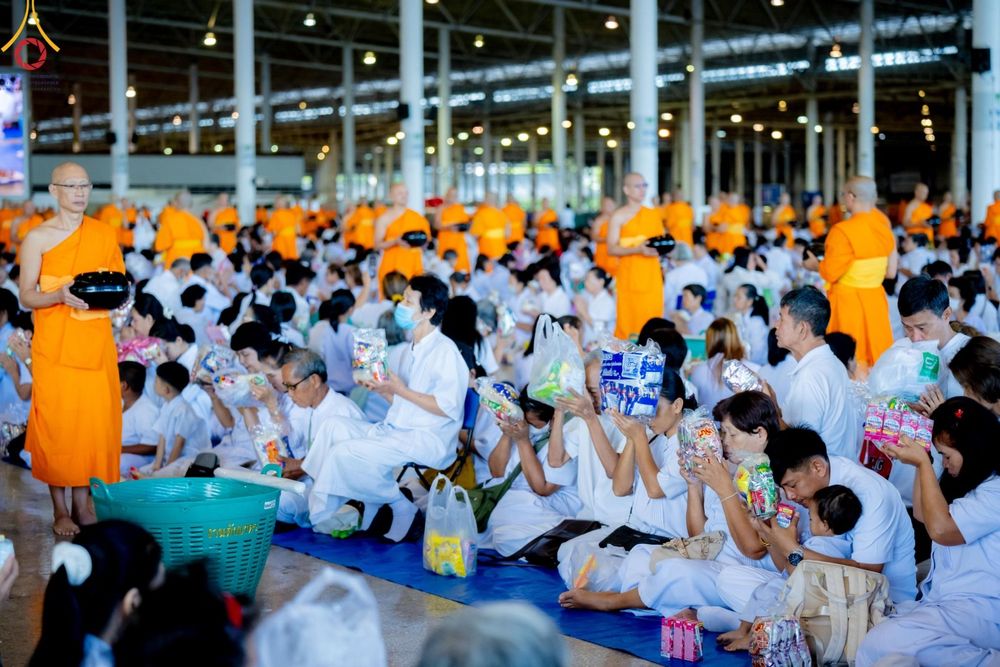 ภาพ No.151048:พิธีตักบาตร ในวันอาทิตย์ต้นเดือน วันที่ 1 กันยายน พ.ศ. 2567 ณ สภาธรรมกายสากล วัดพระธรรมกาย