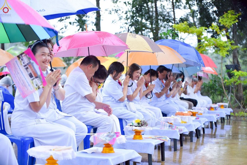 ภาพ No.249996:วันอังคารที่ 30 กันยายน พ.ศ. 2568 พิธีตอกเสามงคลต้นแรกอาคารเศรษฐีถาวร ที่พักผู้มาปฏิบัติธรรม ณ ศูนย์ปฏิบัติธรรมจันทบุรี