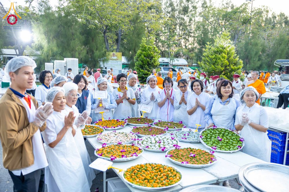 ภาพ No.288821:วันที่ 6 มกราคม พ.ศ. 2569 พิธีถวายภัตตาหารเป็นสังฆทาน แด่พระธรรมยาตรา ในโครงการธรรมยาตรา กตัญญูบูชา มหาปูชนียาจารย์ พระมงคลเทพมุนี(สด จนฺทสโร) พระผู้ปราบมาร อนุสรณ์สถาน 7 แห่ง ปีที่ 14 ณ อนุสรณ์สถานมหาวิหารพระมงคลเทพมุนี (โลตัสแลนด์) อ.สองพี่น้อง จ.สุพรร