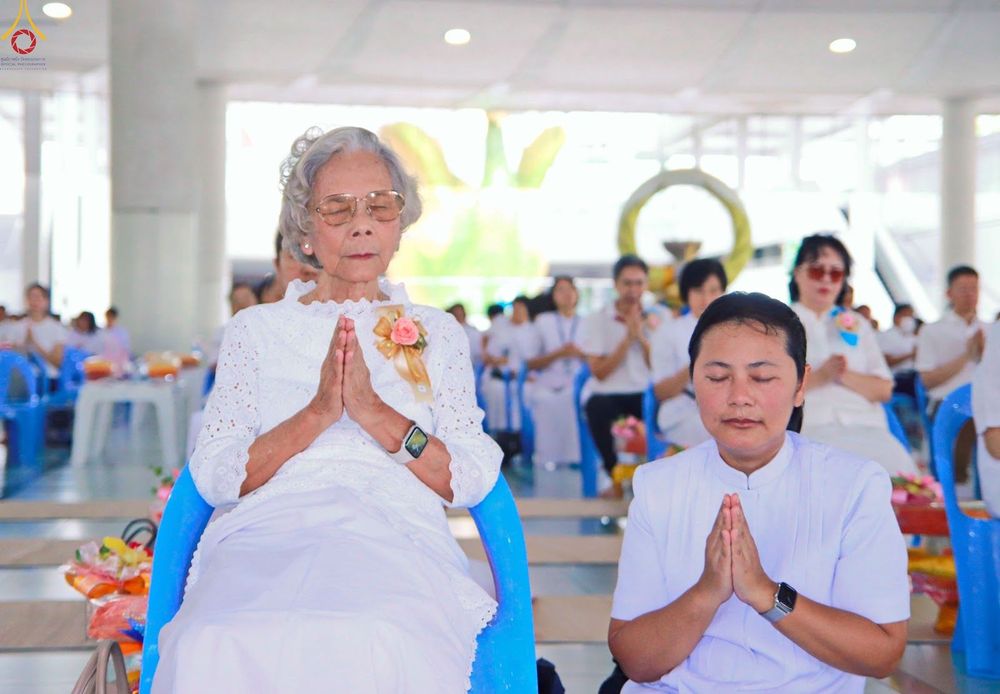 ภาพ No.348263:วันที่ 10 กันยายน พ.ศ.2569 พิธีสวดพระพุทธมนต์ และถวายภัตตาหารเป็นสังฆทาน เนื่องในวันครบ 26 ปี วันคล้ายละสังขาร คุณยายอาจารย์มหารัตนอุบาสิกาจันทร์ ขนนกยูง ณ หอฉันคุณยายอาจารย์ฯ วัดพระธรรมกาย