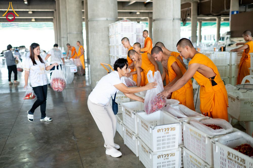 ภาพ No.279494:วันที่ 19-26 ธันวาคม พ.ศ. 2568 และ วันที่ 1 มกราคม พ.ศ.2569 รับบุญปลิดกลีบดอกไม้ เพื่อโปรยต้อนรับพระธรรมยาตรา