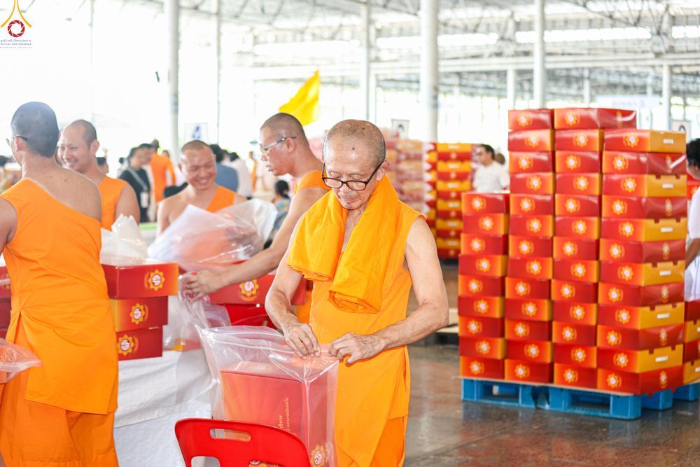 ภาพ No.321161:วันที่ 10-11 เมษายน พ.ศ.2569 การเตรียมกล่องไทยธรรม และการติดผ้ารับประเคน เพื่องานถวายมหาสังฆทาน 40,000 กว่าวัดทั่วประเทศ วันคุ้มครองโลก 22 เมษายน พ.ศ.2569 วัดพระธรรมกาย